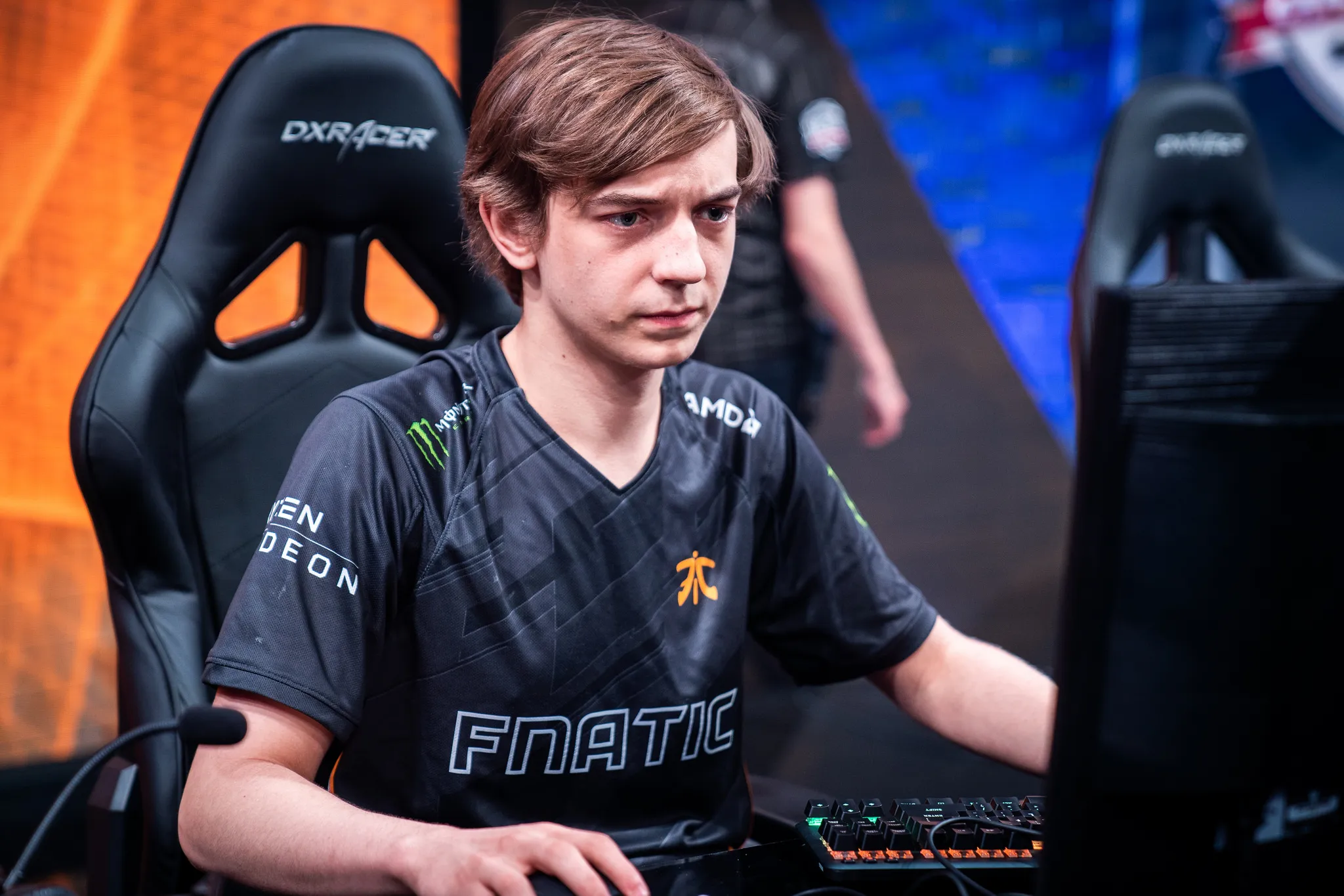 FNATIC完成了对FC Schalke 04的巨大复出，以结束他们的欧盟LCS的第一周