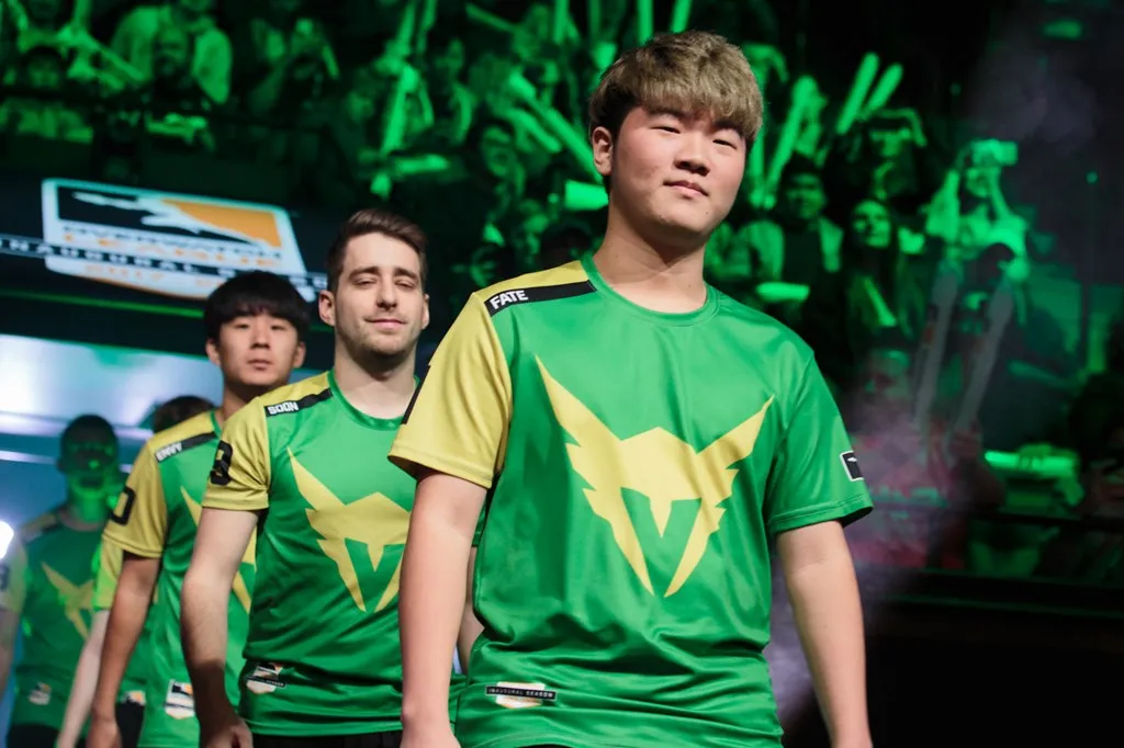 洛杉矶英勇队 (LA Valiant) 击败达拉斯燃料队 (Dallas Fuel) 后，SoOn 抢尽风头