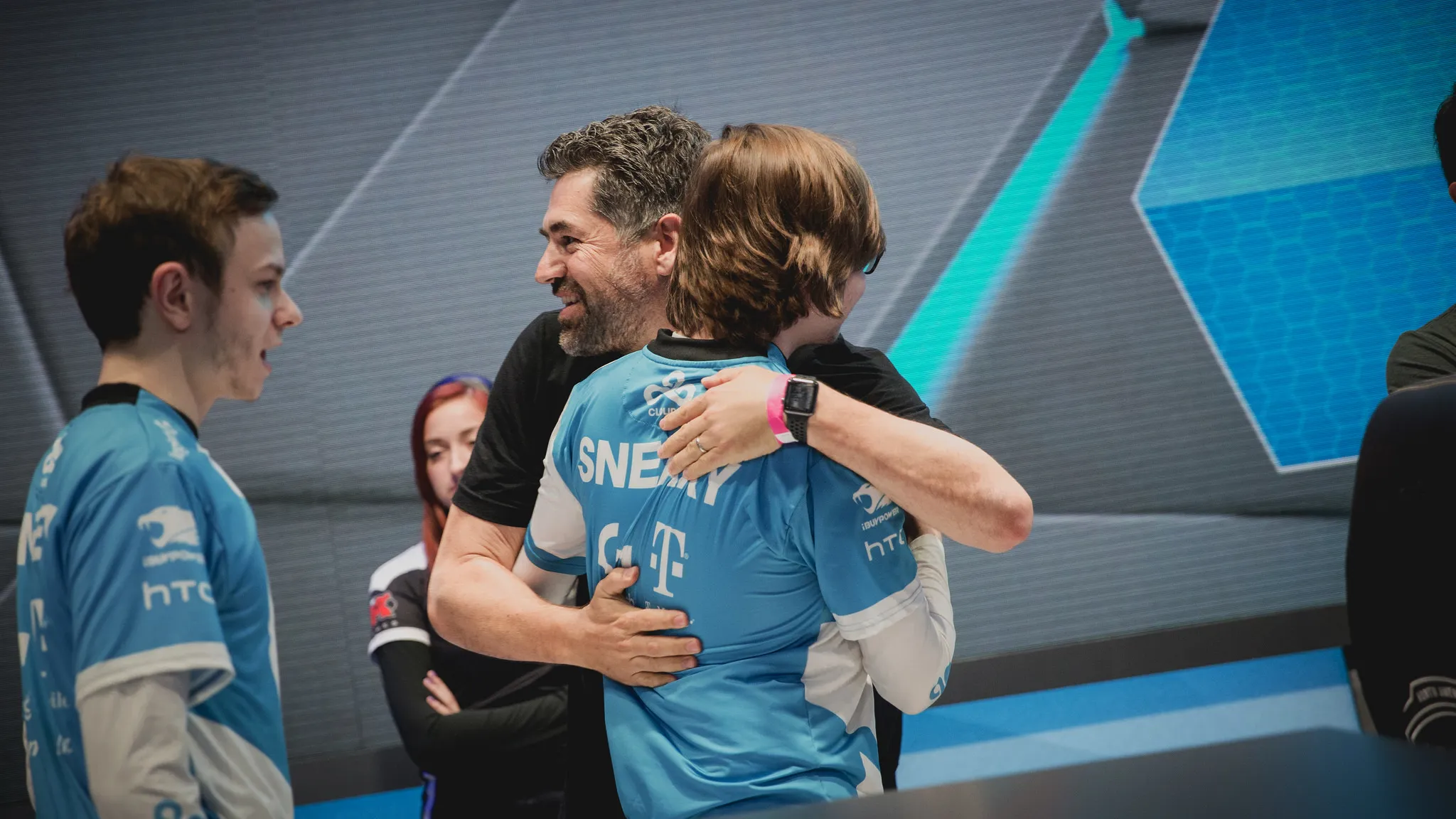 Cloud9 联合创始人 Jack 在谈到获得 NA LCS 特许经营权时表示：“这是一场狗咬狗的比赛。我们都害怕其他人抢占我们的位置”
