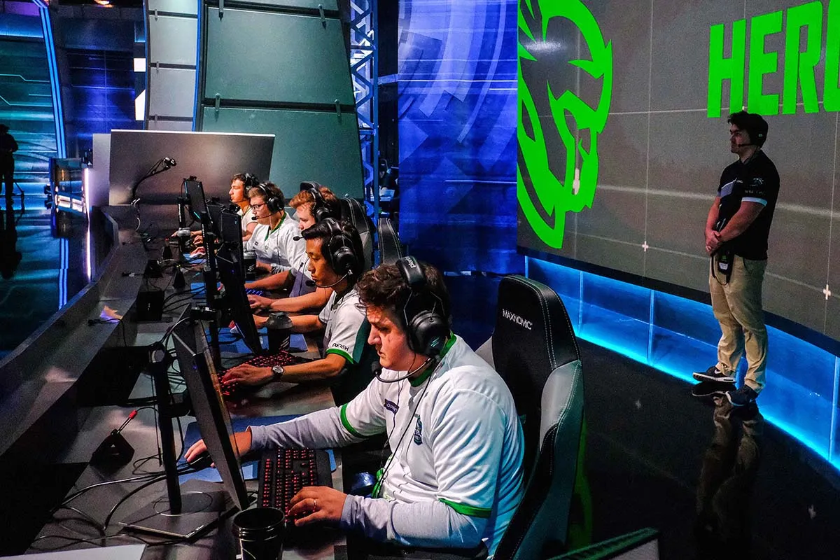 英雄们在Eleague CS：GO Premier Group舞台上生存