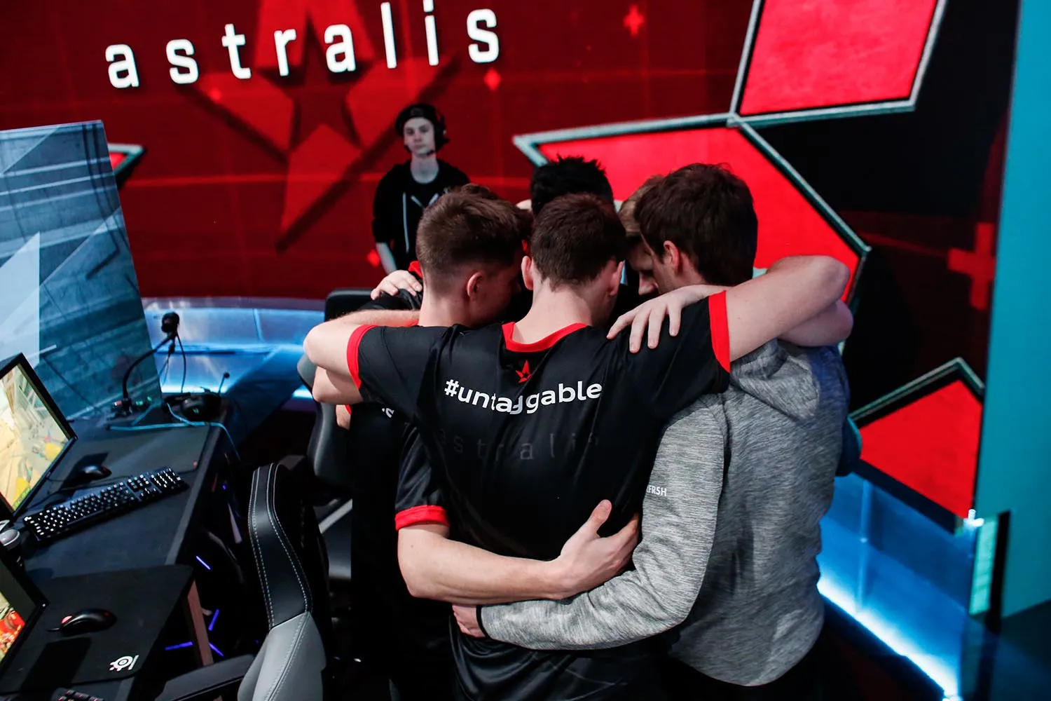 Astralis倖免於英勇的恐慌，預訂了在Katowice決賽中與Faze約會的約會