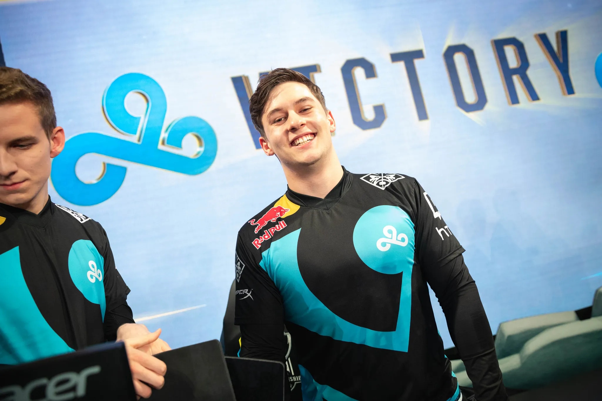 据报道，Evil Geniuses 从 Cloud9 手中接过了 Svenskeren 和 Zeyzal