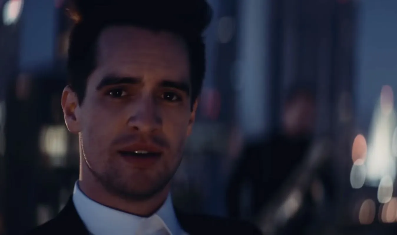 格莱美提名的恐慌！在迪斯科主持人布伦登·乌里（Brendon Urie）与忍者一起玩Fortnite