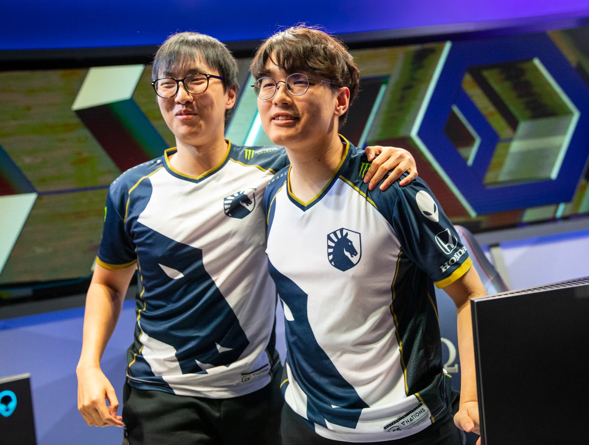 团队液体关闭100个盗贼的Yorick Pocket Pick