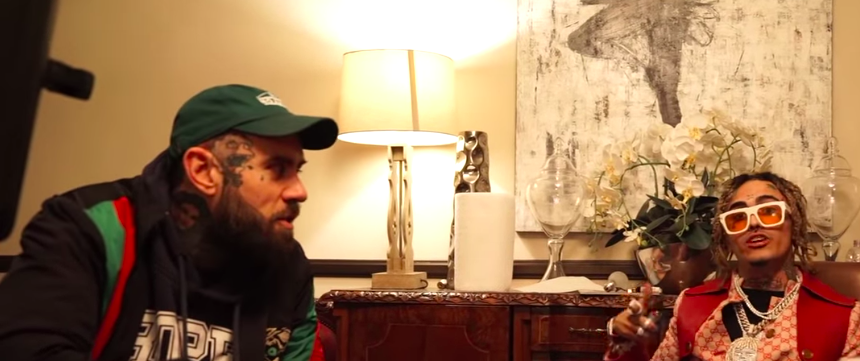 YouTube個性ADAM22有一把槍指著他的臉上的臉