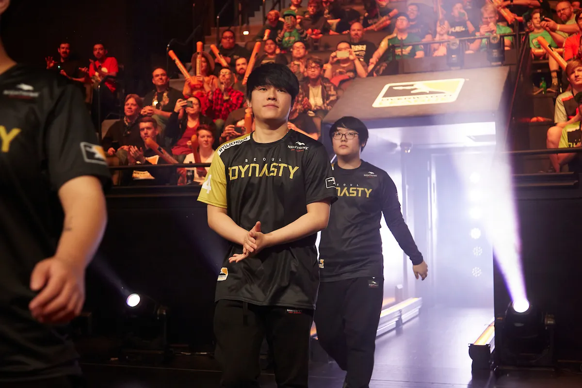 首尔王朝的瑞耶洪（Ryujehong）声称，一名美国航空公司的航空空姐威胁要把他踢出飞行