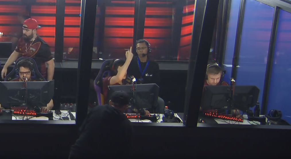 Renegades CS：GO播放器將中指送給觀眾