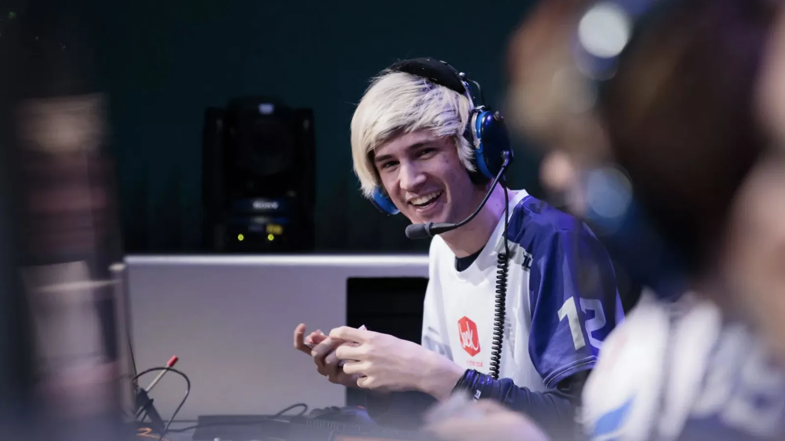 XQC在IRL流期间试图从杆上订购时会变得冷脚