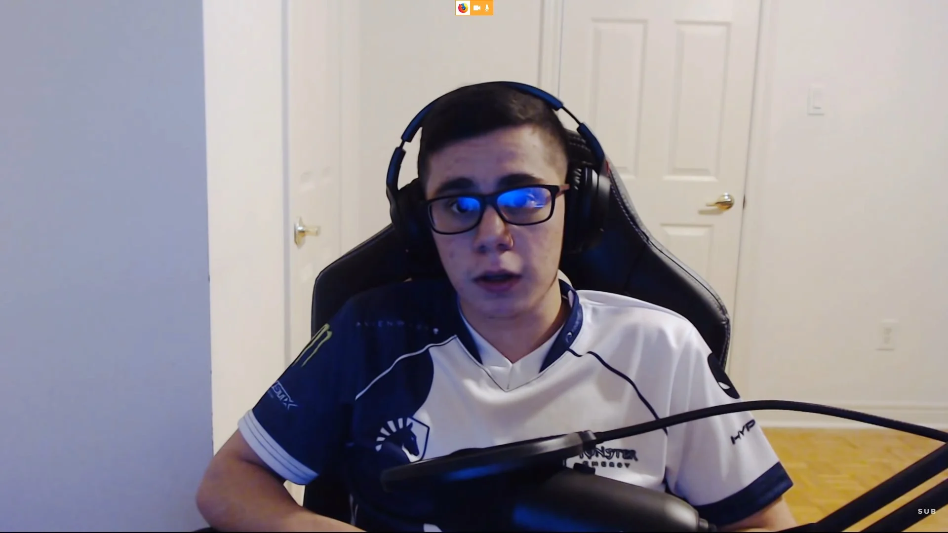 在Twitch聊天不当之后，TF刀片被悬挂在Twitch上，他说“负”