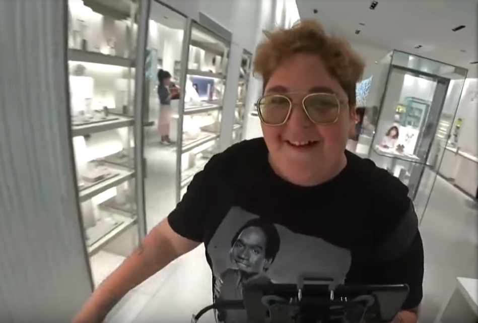 彩带的慷慨被利用了安迪·米洛尼基斯（Andy Milonakis）的溪流