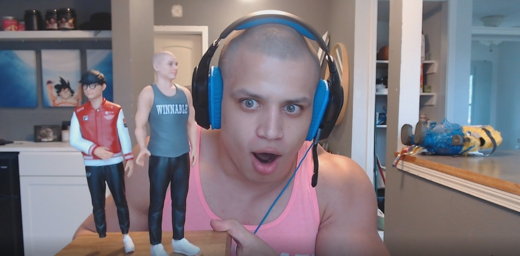 SKT 给 Tyler1 寄了一个包裹，里面有商品和一个定制小雕像