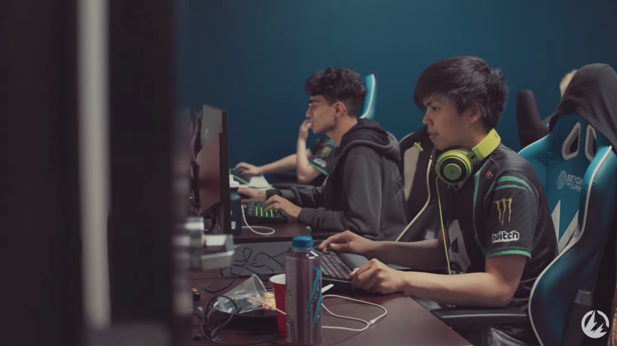 聯盟和痛苦遊戲早期在Dota Summit上清理10