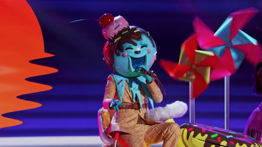 忍者在《蒙面歌王》第二季首播期間穿著冰淇淋服裝表演