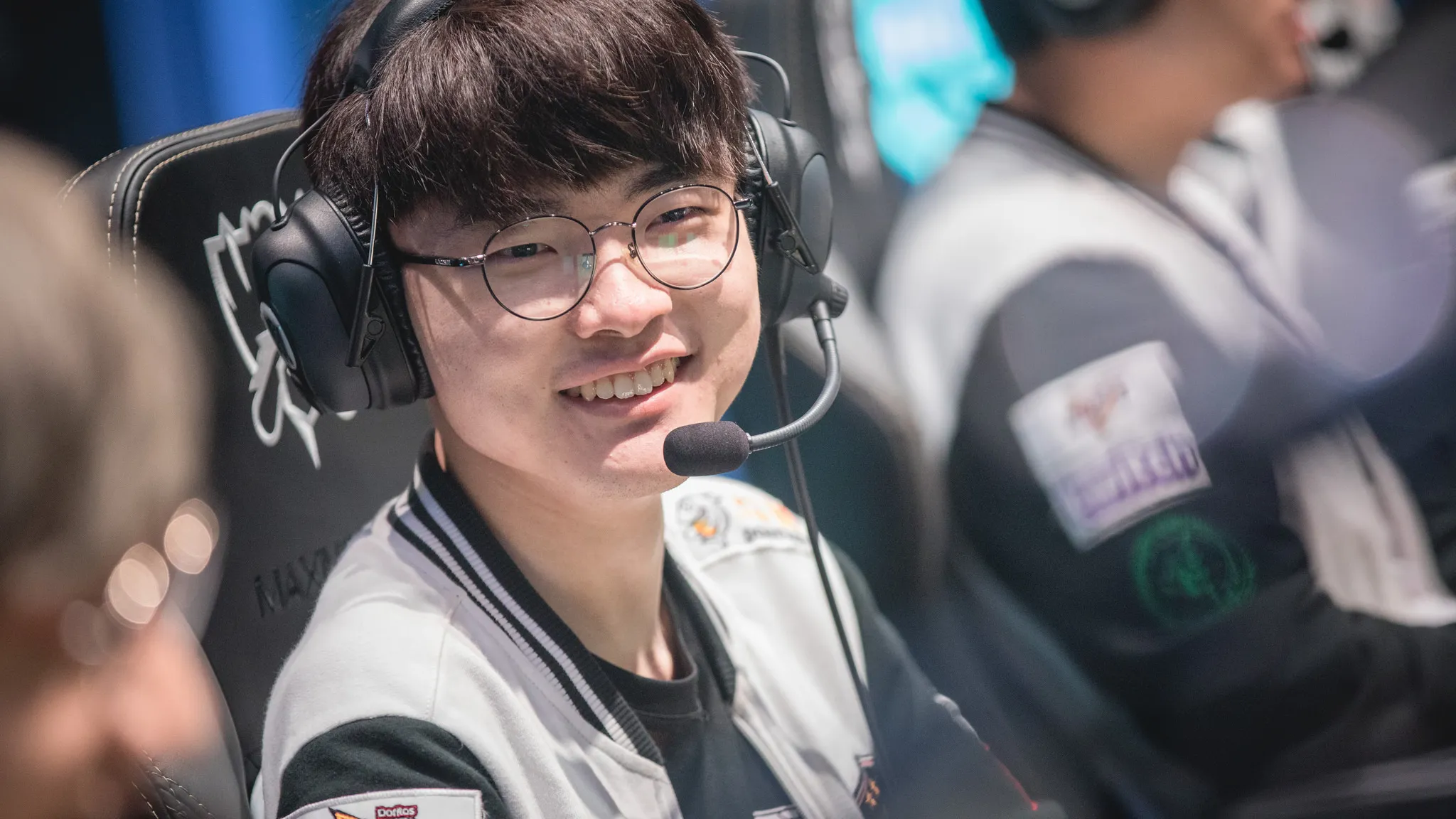 Faker 的盟友塔姆·肯奇 (Tahm Kench) 不救他反而吞噬了 LeBlanc 克隆体，这让他目瞪口呆