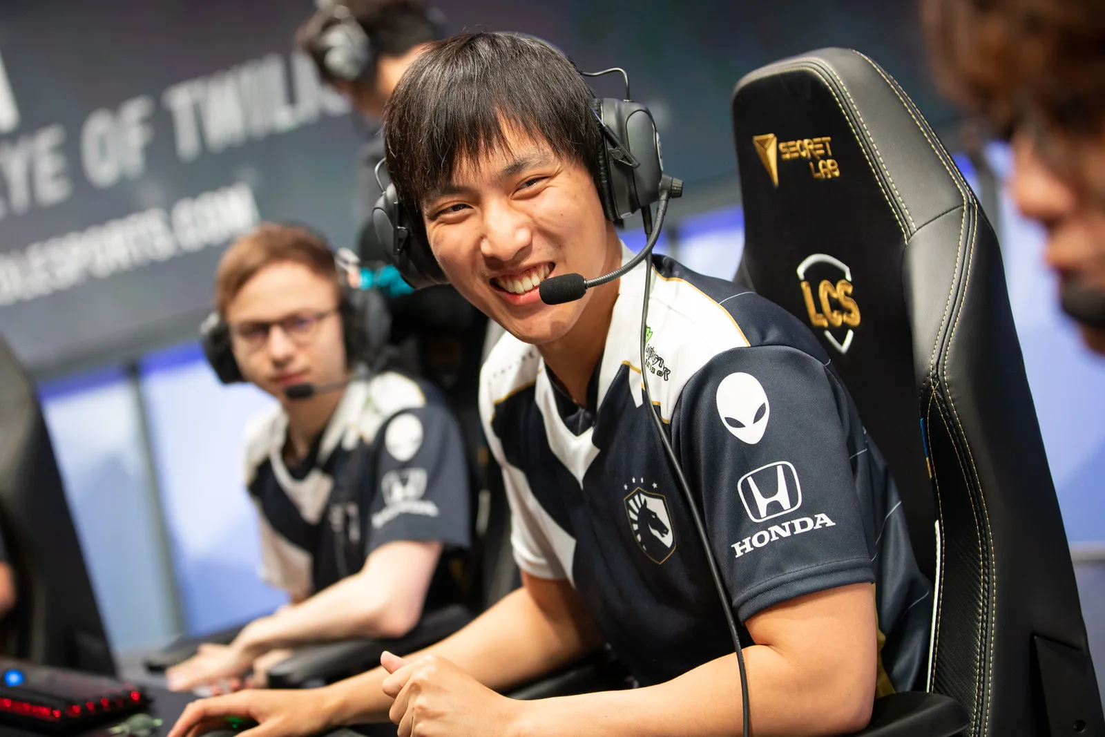 Doublelift 在單人隊列中完成了流暢的 Ezreal 傳送遊戲