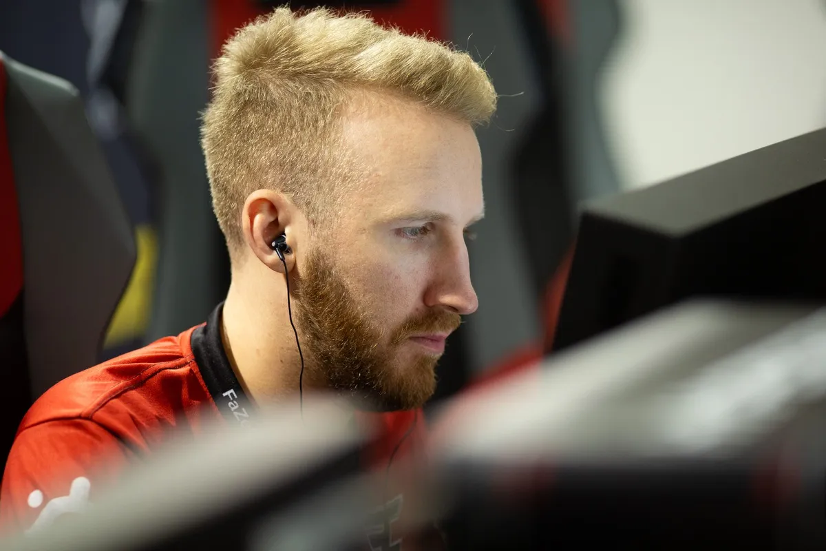 CS：Go Legend在同一直播中打开2个相同的刀
