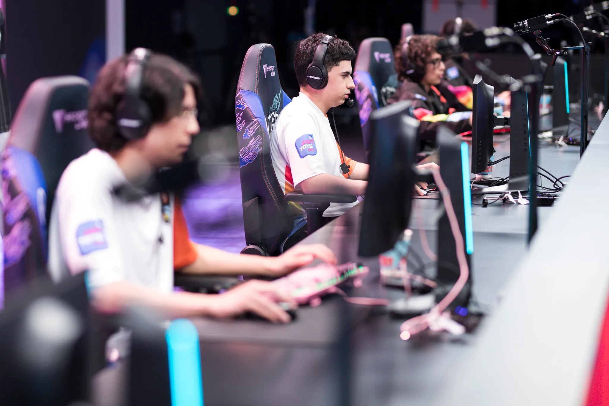 Rainbow7 在 2020 年全球總決賽第 2 天爆冷擊敗 LGD Gaming