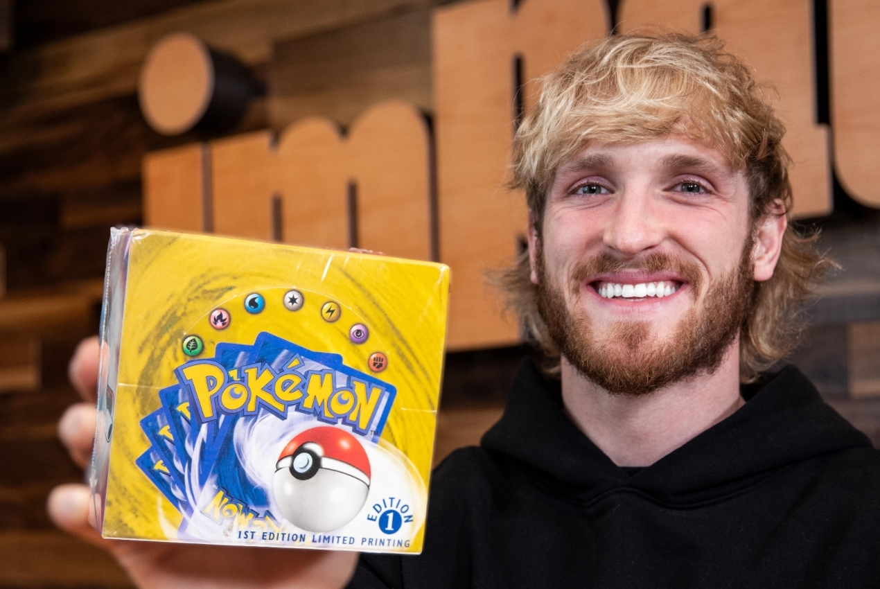 洛根保羅 (Logan Paul) 從價值 100 萬美元的第一版 Pokémon TCG 基礎套裝中取出 2 隻噴火龍