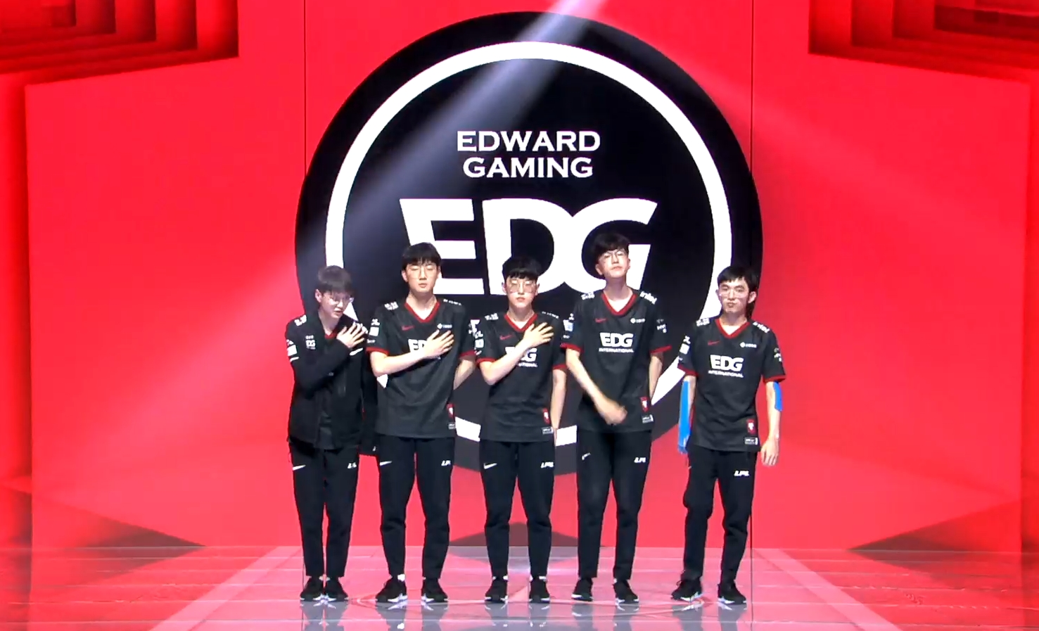 EDG 终结 LNG 梦幻之旅，晋级 2021 年 LPL 夏季赛半决赛