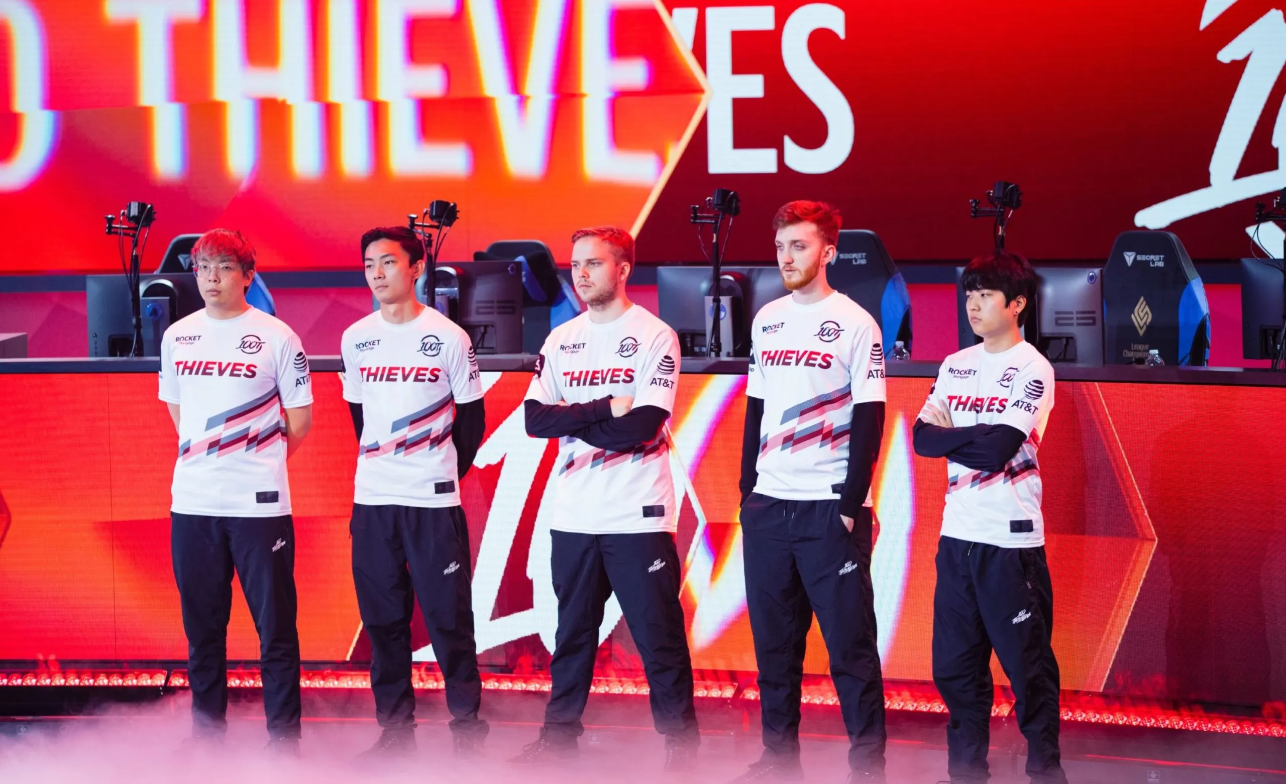 100 Thieves 夺得 2021 年 LCS 冠军，成为第五支赢得北美冠军的队伍