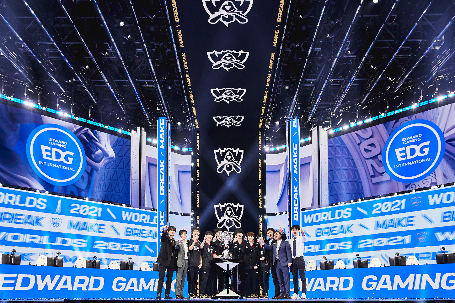 EDG和DWG起亞之間的決賽期間，世界2021年創紀錄的400萬台高峰收視率