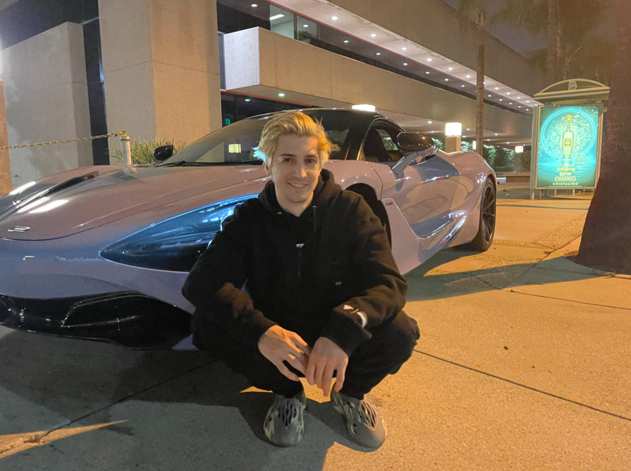 XQC鼓勵社區訂閱並捐贈給較小的流媒體