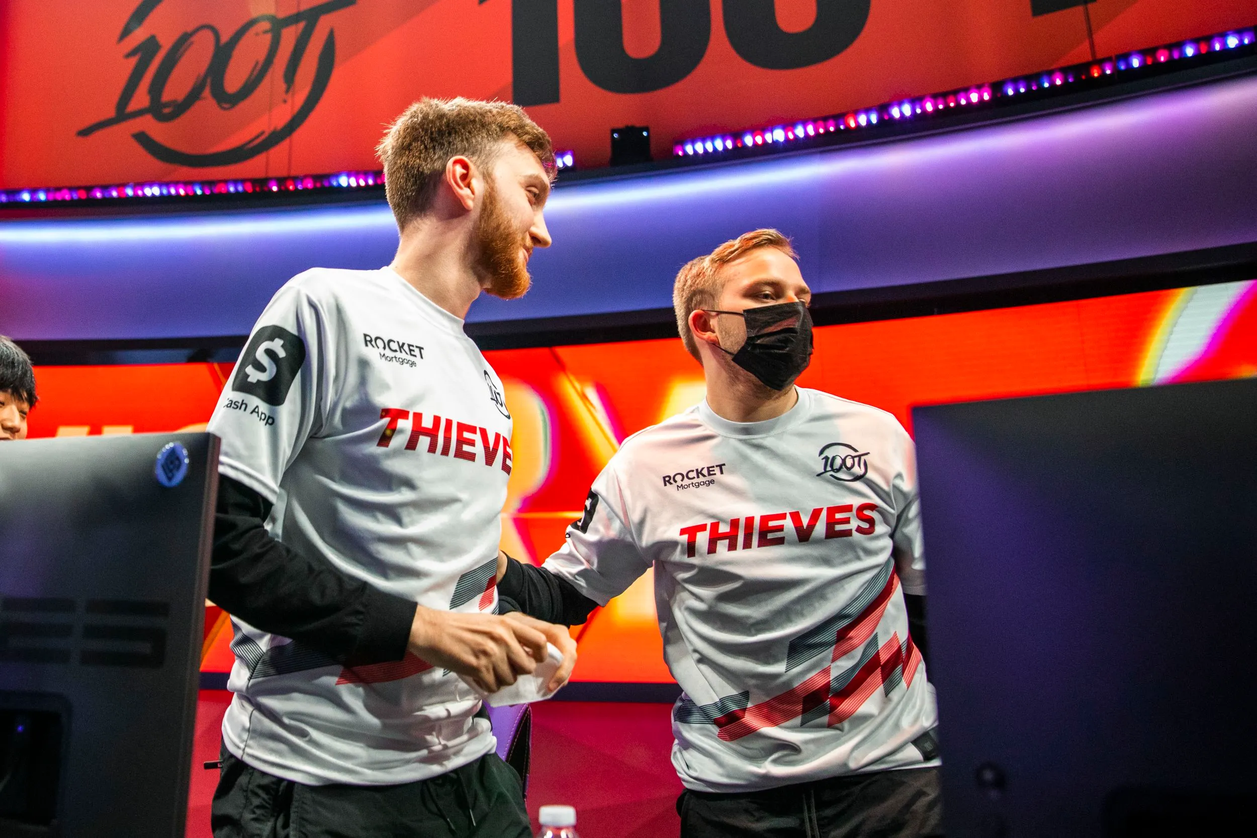 Closer的Jarvan IV帮助100个小偷占主导地位9