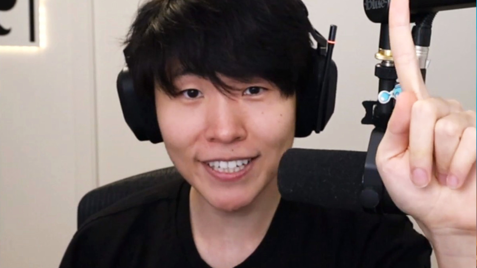 偽裝的吐司正在主持一個帶有一些非常奇怪的規則的抽搐子彈