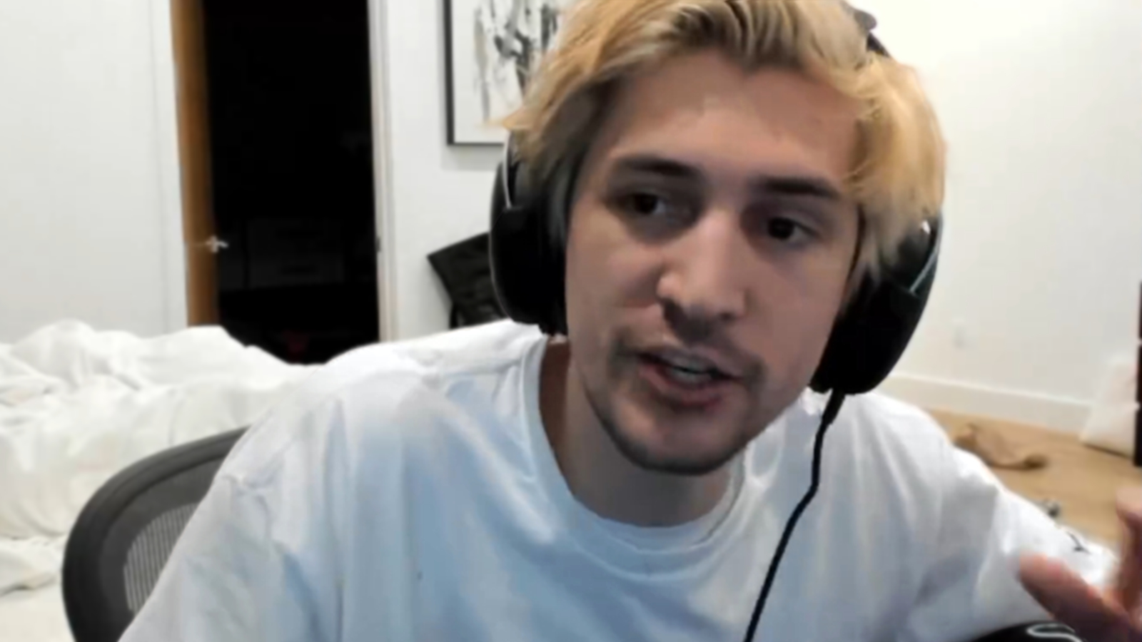 XQC承认他对赌博“上瘾”，并且在一个月内损失了很多