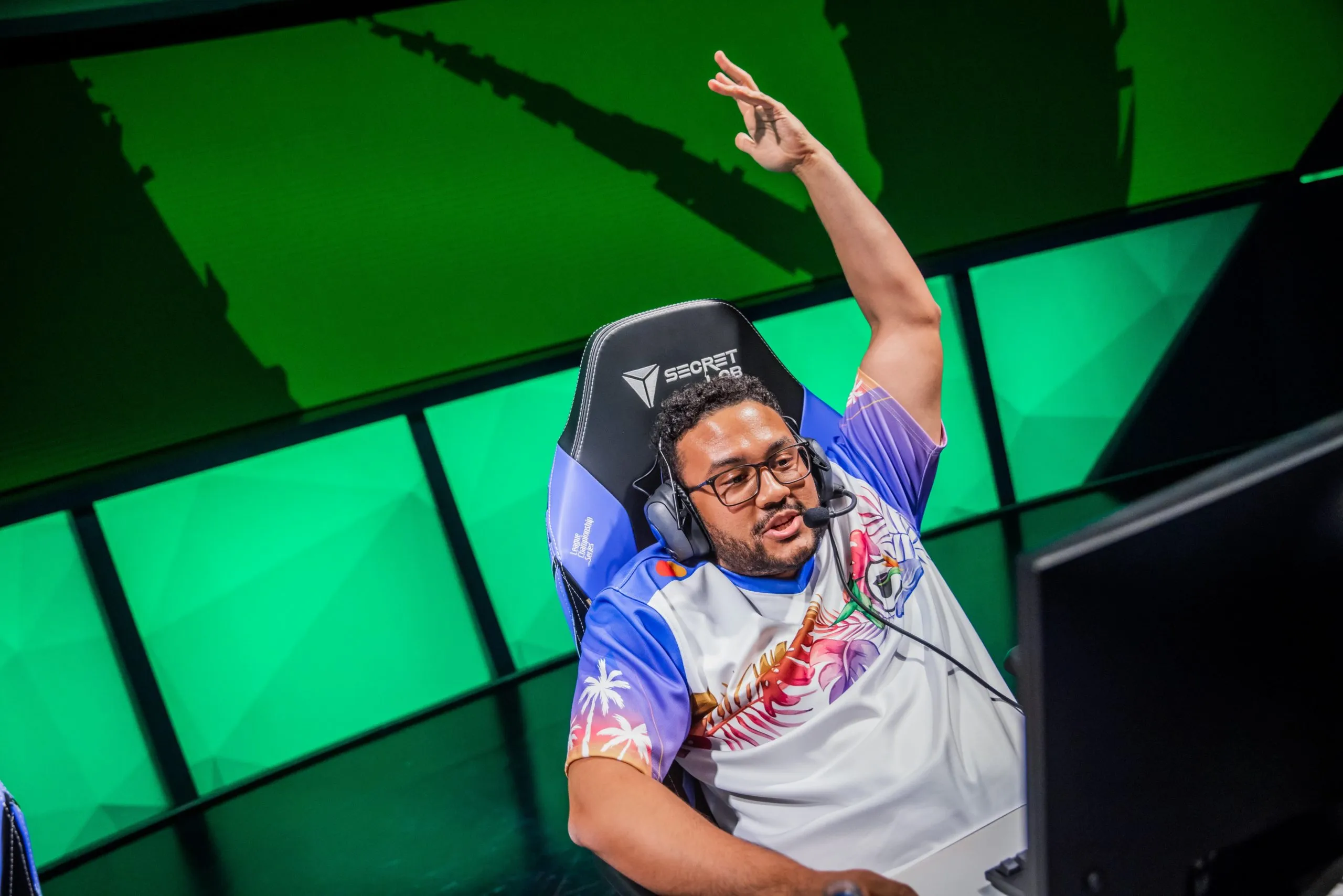 Aphromoo 欢迎 Zven 担任辅助角色，带领 FlyQuest 在 2022 年 LCS 夏季赛中战胜 C9