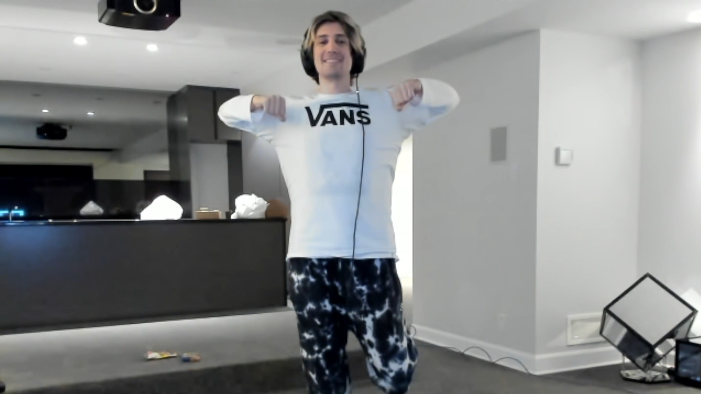 xQc 最終嘗試打掃他的房間； 很快就學會了不要把喝滿的飲料隨處亂放