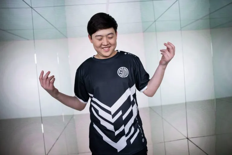 TSM 在败者组中以五场比赛战胜 FlyQuest，保留了 2022 年 LCS 冠军的希望