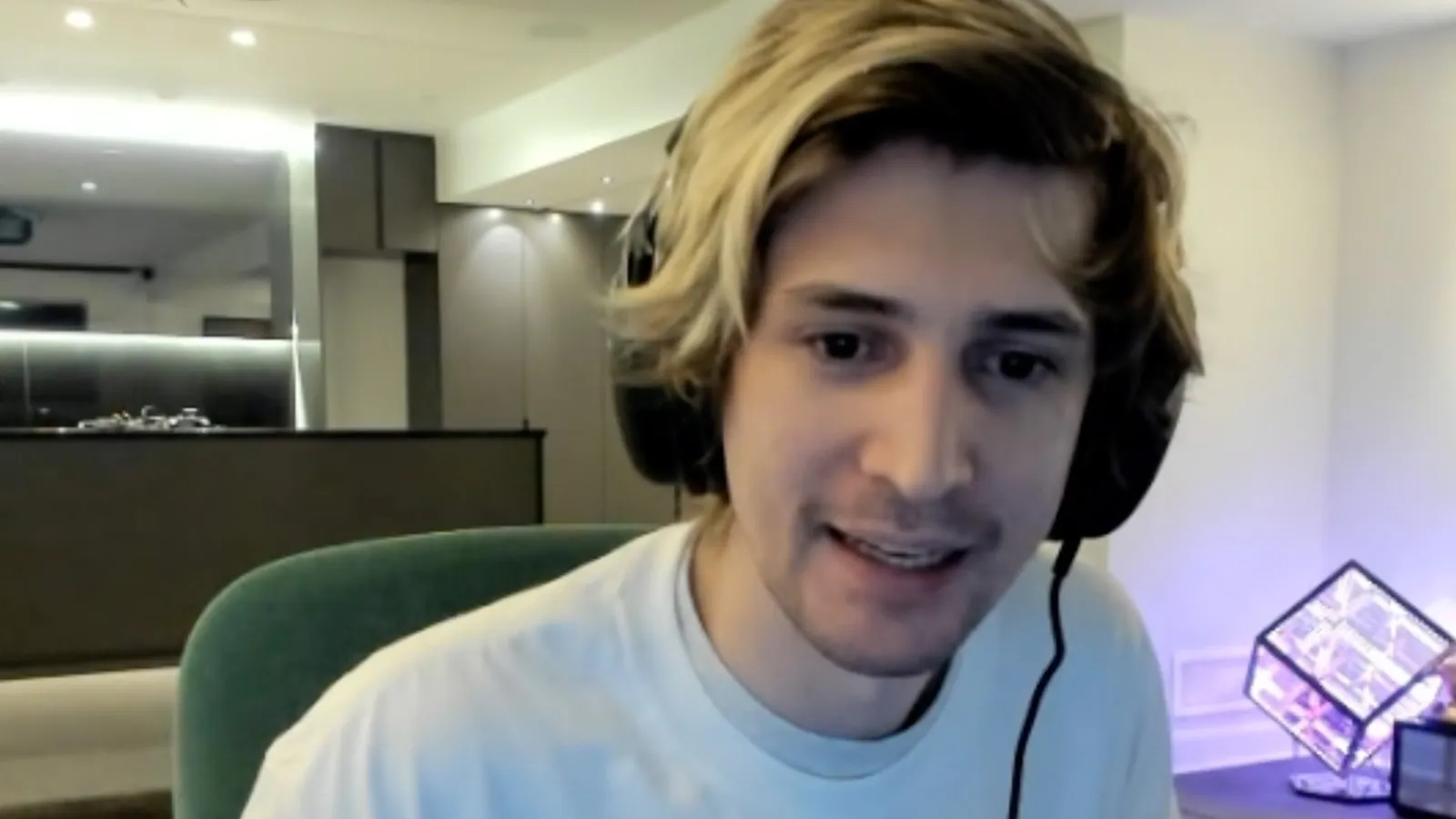 打破：XQC向Pokimane开枪，其他彩带在抽搐赌博戏剧中