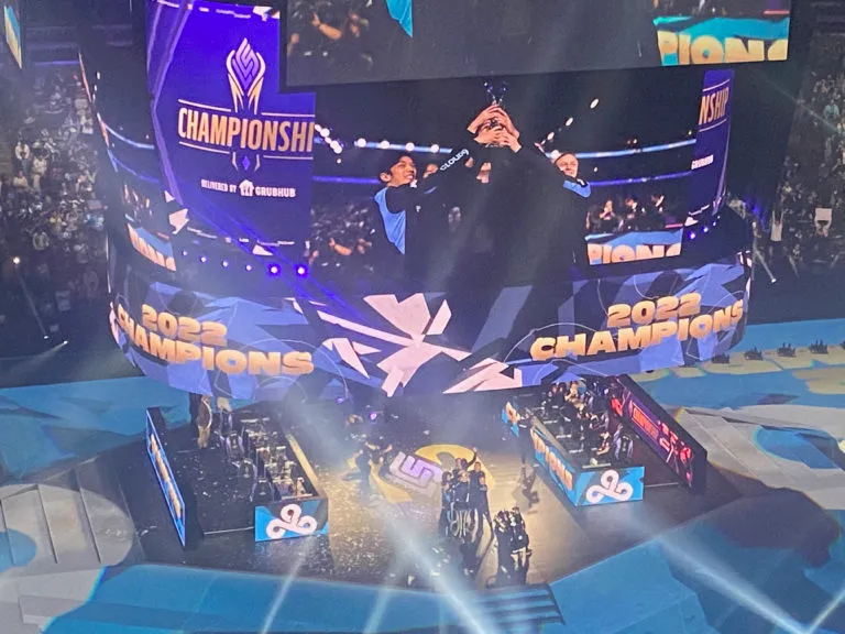Cloud9僅在2022 LCS Championship的3-0席上擊敗100個小偷之後加冕了LCS冠軍
