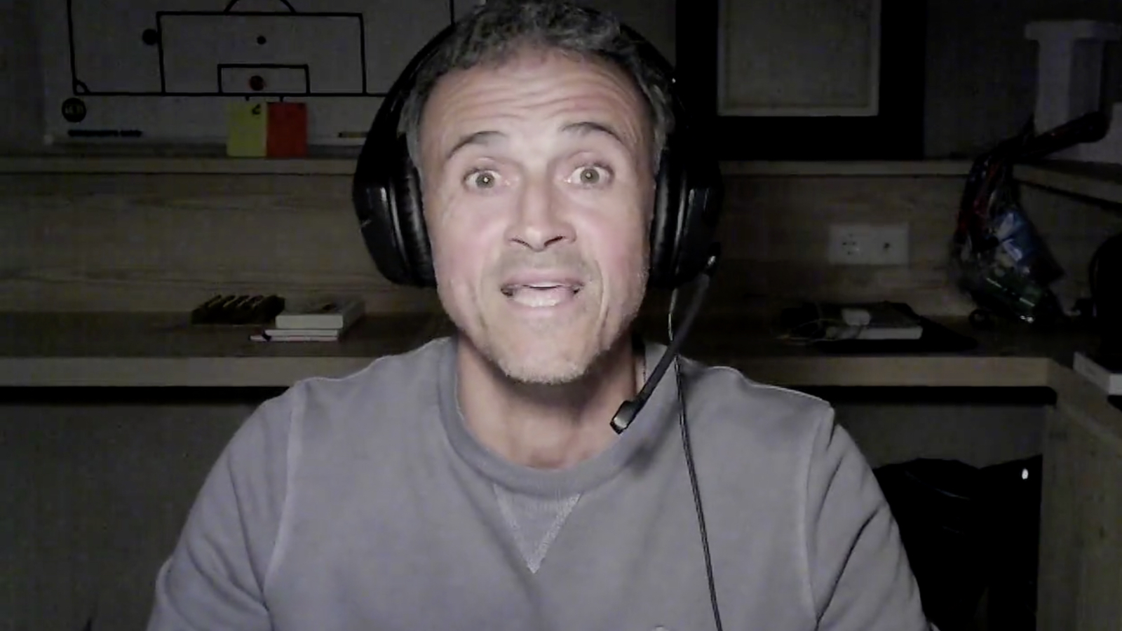 西班牙教练路易斯·恩里克（Luis Enrique）正在使用Twitch在2022年世界杯比赛中击败媒体旋转