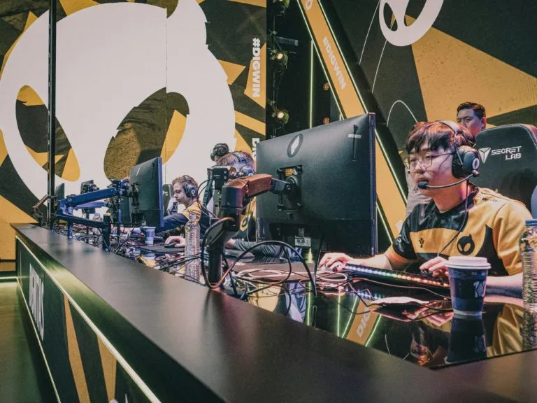 Dignitas 的新首发 AD Tomo 现在在少打 8 场比赛的情况下击杀数与 Spawn 相同