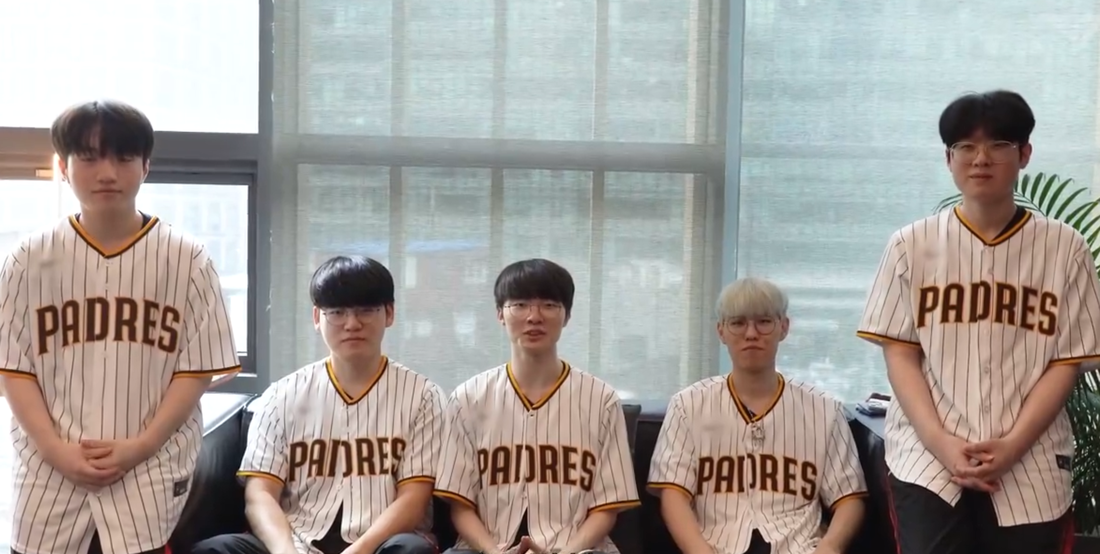T1 LOL团队在韩国MLB游戏之前向圣地亚哥帕德雷斯大喊大叫