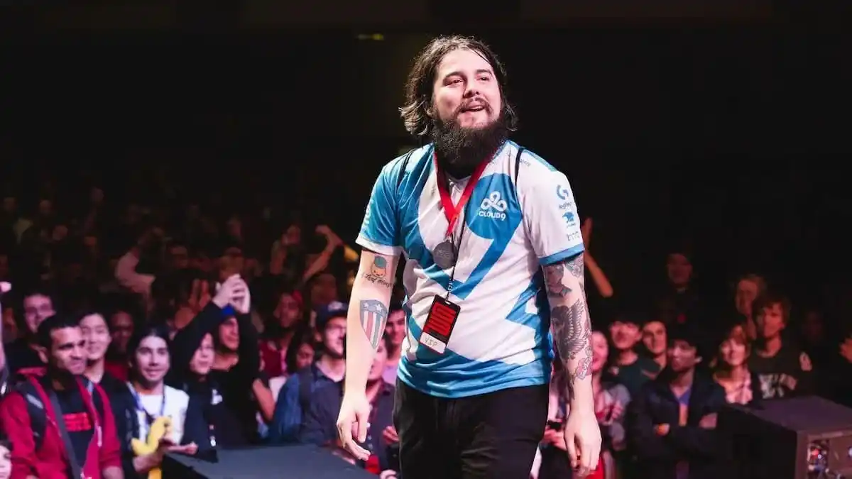 C9 MANG0在舞台上打开CS案件，最终赢得了Smash Tournament
