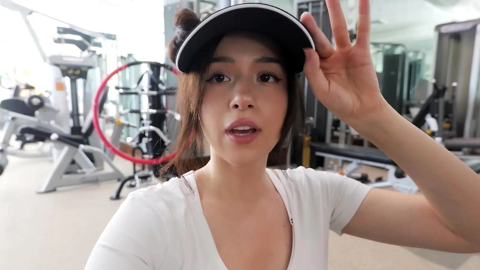 “天堂中的麻烦”：Pokimane处理法律问题，因为她的内部圈子骨折